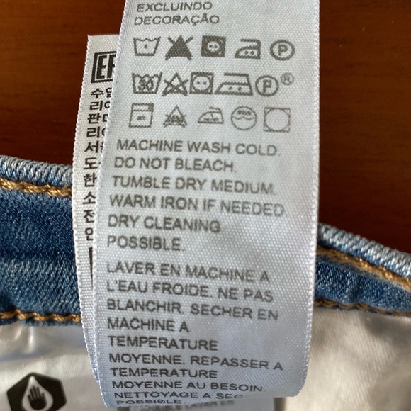 ✨NWOT✨Levi’s | Medium-Wash Denim Cuffed Classic Bermuda Jean Shorts Sz 26W-Wide - Picture 12 of 16